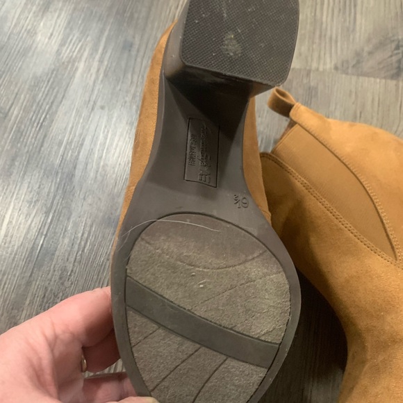 American EagleSize 61/2  light brown healed bootie - Picture 2 of 4